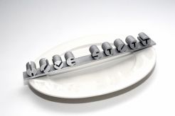 Eksperimentell bruk av logo. Trådskjært logo i aluminium.
